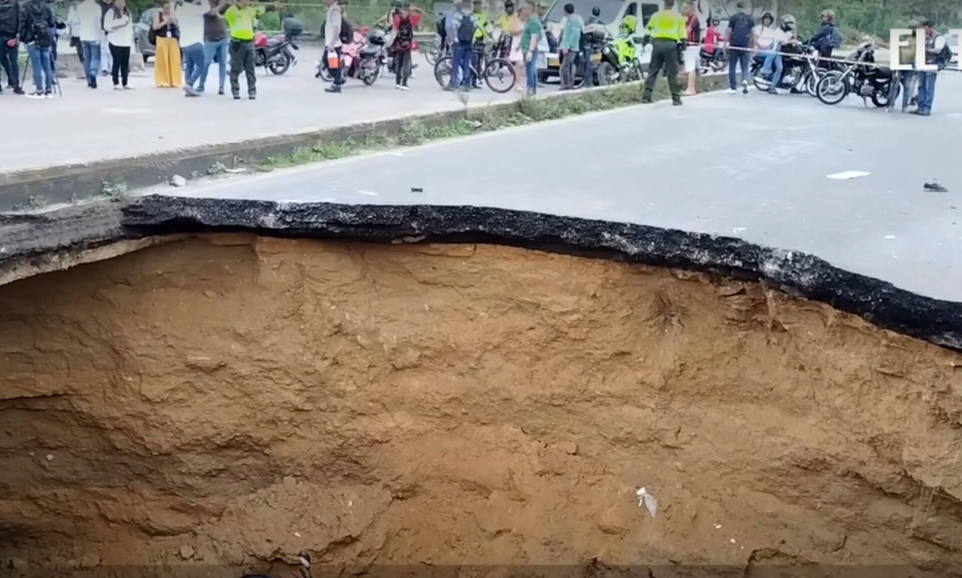 Τραγωδία στην Κολομβία: Τέσσερις νεκροί από την κατάρρευση γέφυρας - Οχήματα έπεσαν στο κενό