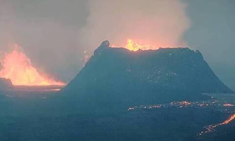 Κοχλάζει φωτιά και σκορπάει τρόμο το ηφαίστειο στην Ισλανδία - LIVE