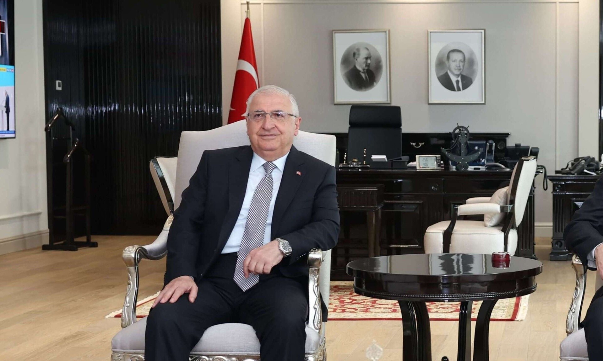 Μηνύματα με διπλή ανάγνωση του Τούρκου υπουργού Άμυνας για τα ελληνοτουρκικά