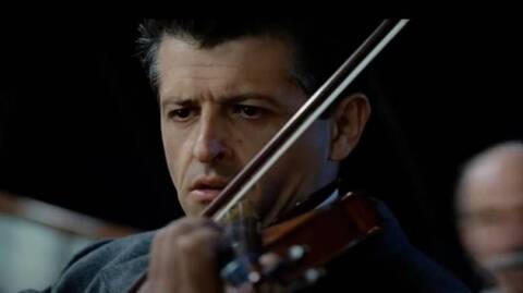 Ένας Άγγλος βρήκε βιολί στη σοφίτα και το πούλησε για ένα τρελό ποσό: Η σχέση του με τον Τιτανικό