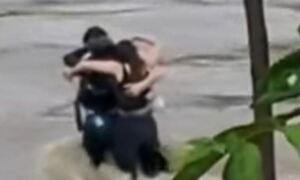 Σπαρακτικό βίντεο: Η τελευταία αγκαλιά τριών φίλων πριν τους «καταπιεί» ορμητικός χείμαρρος