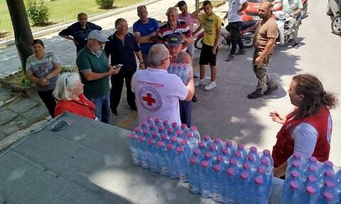 ΕΕΣ: Διένειμε 20.000 εμφιαλωμένα μπουκάλια νερό στους κατοίκους του Δήμου Ρήγα Φεραίου