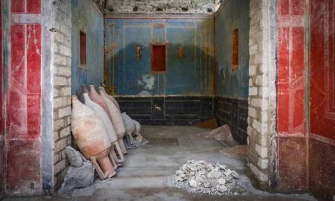 Πομπηία: Οι αρχαιολόγοι ανακάλυψαν ένα σπάνιο μπλε δωμάτιο με τοιχογραφίες γυναικείων μορφών