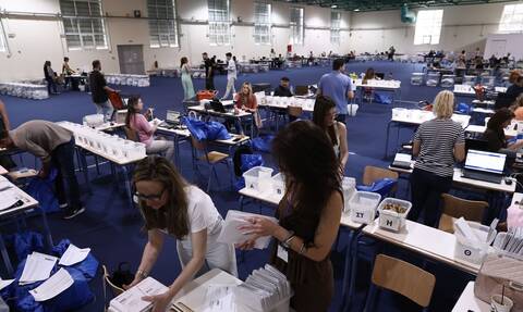 Ευρωεκλογές 2024: Σε εξέλιξη η διαλογή των επιστολικών ψήφων - Φωτογραφίες από το εκθεσιακό κέντρο