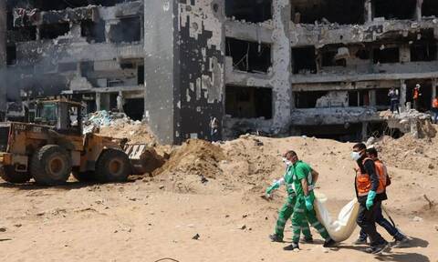 Γάζα: Μαζικοί τάφοι και σακούλες με πτώματα στο νοσοκομείο Αλ-Σίφα