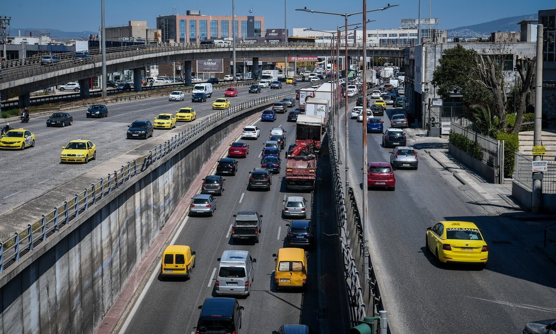 Κίνηση τώρα: Σε ποιους δρόμους παρατηρούνται προβλήματα στην κυκλοφορία - Δείτε τα σημεία