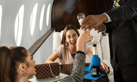 Οι περίεργες επιπτώσεις που μπορεί να έχει στο σώμα η κατανάλωση αλκοόλ στο αεροπλάνο