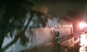 Ασπρόπυργος: Μεγάλη φωτιά σε αποθηκευτικό χώρο κοντά στη Λεωφόρο ΝΑΤΟ