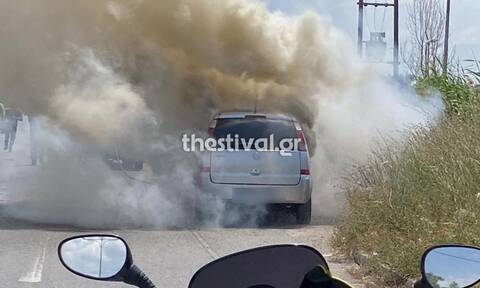 Θεσσαλονίκη: Αυτοκίνητο τυλίχθηκε στις φλόγες εν κινήσει - Δείτε βίντεο από το σημείο