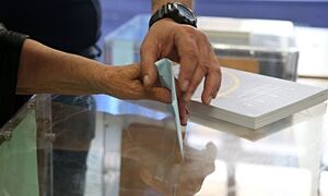 Δημοσκόπηση MRB: Η ΝΔ παραμένει πρώτη με διψήφια διαφορά – Ολοταχώς για ψήφο δυσαρέσκειας
