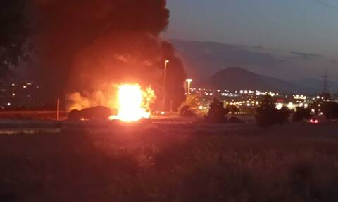 «Κόλαση» στην Εθνική Οδό Αθηνών - Κορίνθου: Εγκλωβισμένοι οδηγοί μετά τη φωτιά στο βυτιοφόρο