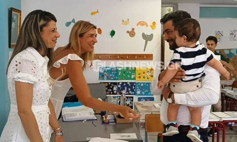 Κρήτη: 10 μηνών ο μικρότερος ψηφοφόρος – Μπήκε στο παραβάν μαζί με τον πατέρα του