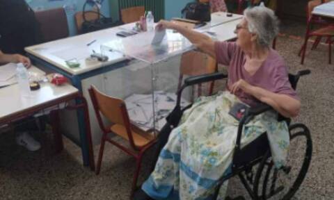 Βόλος: Με αναπηρικό καροτσάκι 84χρονη για να ψηφίσει