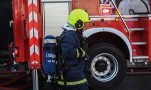 Φωτιά στην ΠΥΡΚΑΛ στα Δερβενοχώρια: Στο σημείο δυνάμεις της Πυροσβεστικής
