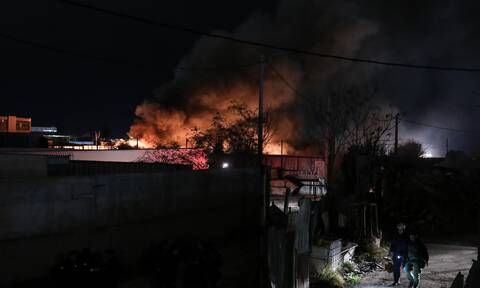 Βοιωτία: Καλύτερη η εικόνα της πυρκαγιάς στον αποθηκευτικό χώρο επικίνδυνων υλικών στο Πάνακτο