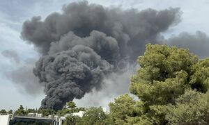 Μεγάλη φωτιά τώρα στην Κάτω Κηφισιά - Ισχυρή έκρηξη σε εργοστάσιο