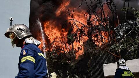 Πυρκαγιά στην Κηφισιά: Πιθανόν από μπαταρία αυτοκινήτου να ξεκίνησε η φωτιά στο εργοστάσιο