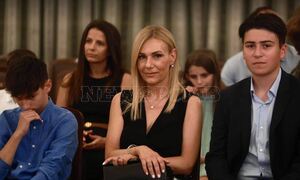 Τίνα Μεσσαροπούλου: Στο πλευρό του συζύγου της, Γιάννη Μυλωνάκη, στην ορκωμοσία της νέας κυβέρνησης
