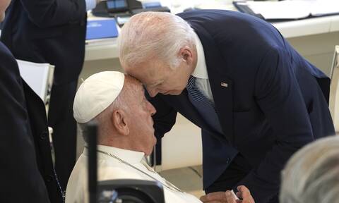 Η ιδιαίτερη στιγμή που Τζο Μπάιντεν και πάπας Φραγκίσκος ενώνουν τα μέτωπά τους
